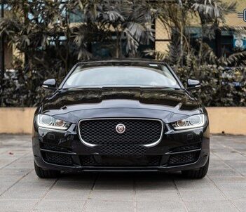 BLACK COLOUR JAGUAR XE 2.0