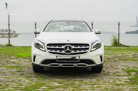 WHITE COLUR MERCEDES BENZ GLA 200