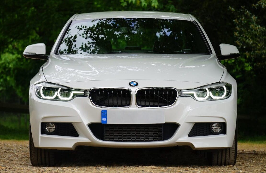 WHITE COLOUR BMW 3 SERIES